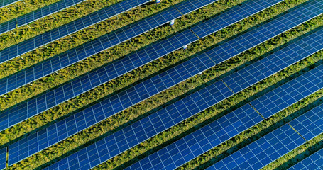 champs de panneaux solaire dans une ferme solaire, france - 165100430