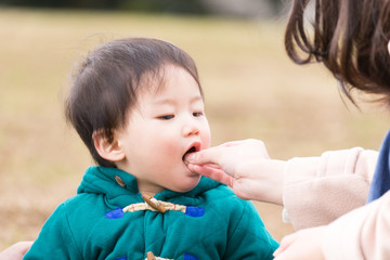 お菓子を食べる子供