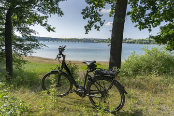 E Bike im Sauerland am Möhnesee Südufer