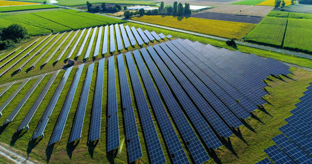 champs de panneaux solaire dans une ferme solaire, france - 165104267