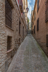 Fototapeta na wymiar Narrow Street in the Medieval city of Toledo