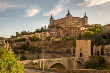 Obraz premium Bridge in the Medieval city of Toledo