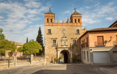 Fototapeta na wymiar Entrance Gate in the Medieval city of Toledo