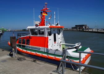 Motorboot im Hafen Neuharlingersiel