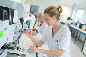 Obraz premium Laboratory team at work, woman in foreground
