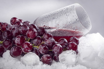 красный виноград с фужером во льду