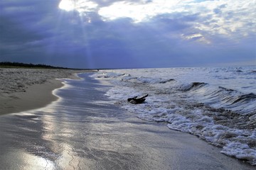 пляж в лучах солнца