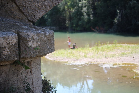 p&ecirc;cheur dans un ruisseau