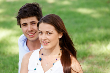 Naklejka premium Young couple in the park