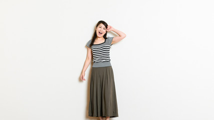 カジュアルな服装の女性 全身ポートレート