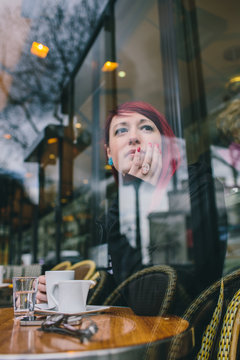 Young woman at the caf��_��__��_��__