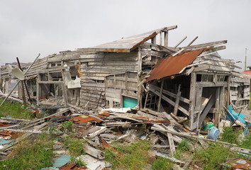 崩れた廃屋