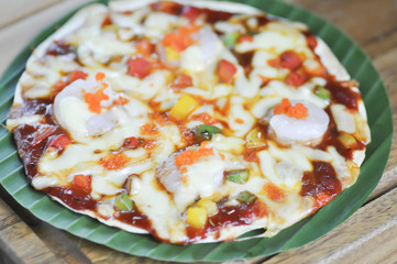 shrimp pizza in the leaf tray