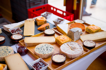 フランスのチーズ盛り合わせ