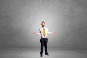 Obraz premium Alone businessman standing in a dark room