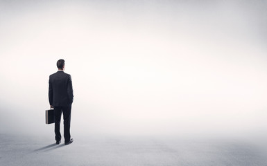 Obraz premium Sales person with empty white background