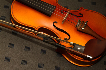 Obraz premium violin in vintage style on wood background