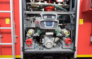 Feuerwehrausrüstung / Wasserpumpe und Zubehör auf einem Feuerwehrfahrzeug