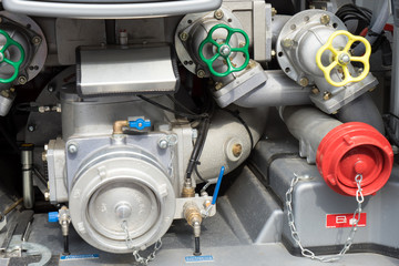 Feuerwehrausrüstung / Wasserpumpe und Zubehör auf einem Feuerwehrfahrzeug