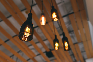 Pendelleuchten in einem Cafe in Bratislava, Slowakei