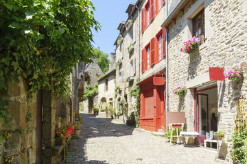 Fototapeta na wymiar Blick in die Rue du Petit Fort in der Altstadt von Dinan