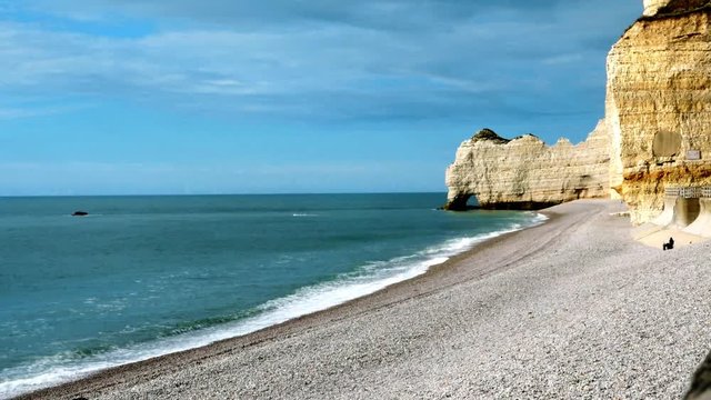 Etretat, Falaises d Etretat mit Kiesel Strand, Bretagne