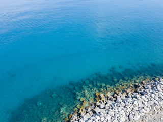 Vista aerea di scogli sul mare. Panoramica del fondo marino visto dall’alto, acqua trasparente