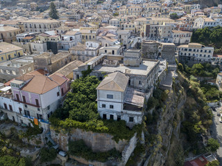 Fototapeta na wymiar Vista aerea di Pizzo Calabro, castello, Calabria, turismo Italia. Vista panoramica della cittadina di Pizzo Calabro vista dal mare. Case sulla roccia. Sulla scogliera si staglia il castello aragonese