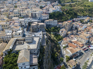 Fototapeta na wymiar Vista aerea di Pizzo Calabro, castello, Calabria, turismo Italia. Vista panoramica della cittadina di Pizzo Calabro vista dal mare. Case sulla roccia. Sulla scogliera si staglia il castello aragonese