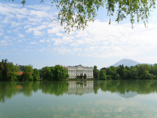 Fototapeta premium Lake Leopoldskroner Weiher with the Schloss Leopoldskron Palace in Salzburg, Austria 