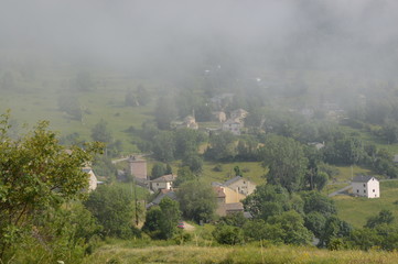 Village de Plan&egrave;s dans la brume
