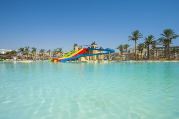 Obraz premium Large swimming pool at luxury tropical hotel