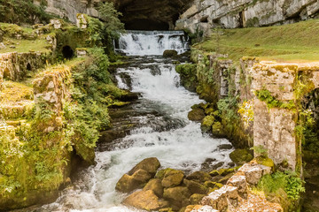 source et gorges de la Loue, dans le Jura