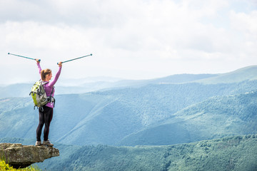 Obraz premium Young woman hiking in the mountains