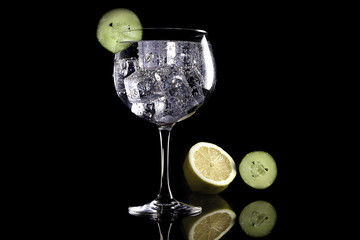 Gin tonic with lemon and cucumber