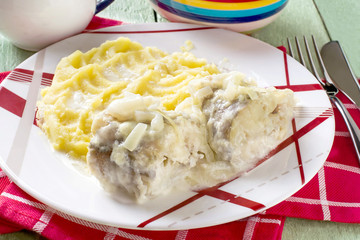 Sea fish stewed in milk-onion sauce