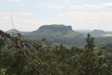 Elbsandsteingebirge bei Rathen mit Tafelberg in Sachsen