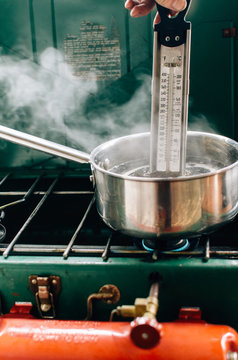 reading temperature of boiling maple syrup for candy 