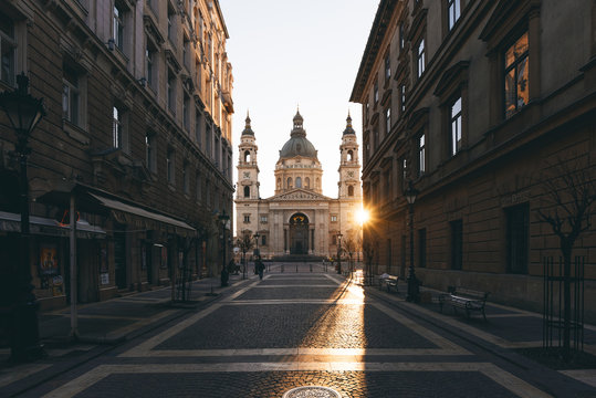 Sonnenaufgang an der St.-Stephans-Basilika in Budapest, Ungarn