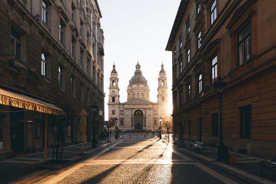 Sonnenaufgang an der St.-Stephans-Basilika in Budapest, Ungarn