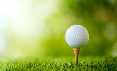 Tuinposter golfbal op tee klaar om te spelen © antpkr
