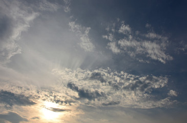 太陽と青空と雲「空想・雲のモンスター（口をあける巨大な鯨などのイメージ）」冒険、希望、明日に向かって、成功などイメージ