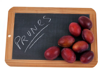 Prunes posées sur une ardoise
