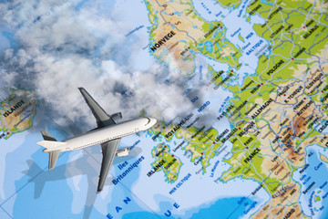 avion miniature survolant carte europe avec nuages