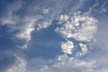 青空と雲「空想・雲のモンスターたち（犬の顔やドラゴンなどのイメージ）」出迎える、見守る、彼方から何かが来る、遥か彼方からの贈り物、迎春などのイメージ・青空などに文字入れスペース