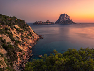  Hermoso fondo de paisaje de atardecer en la isla de Ibiza, España, es vedra