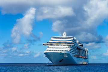 Fototapeta na wymiar Cruise ship in crystal blue water