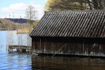 Schuppen am See