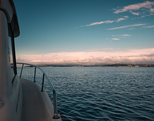 barco navegando por la bahía de Santander, al atardecer