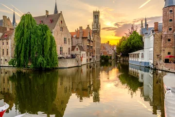 Papier Peint photo Brugges Paysage urbain de Bruges (Brugge) avec canal d& 39 eau au coucher du soleil